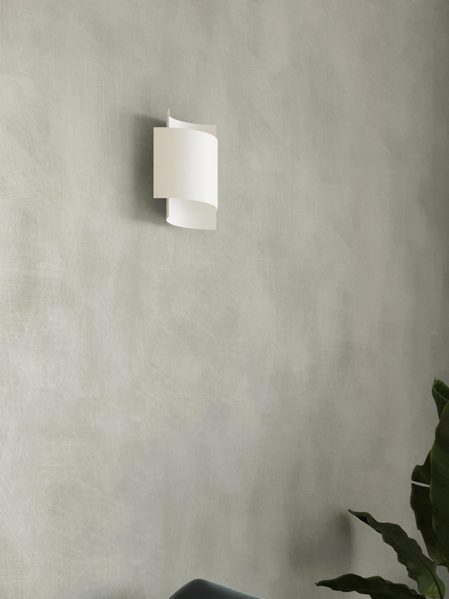 Biały kinkiet ścienny LED przy zasłonach, montaż natynkowy Biały kinkiet ścienny LED przy zasłonach, montaż natynkowy