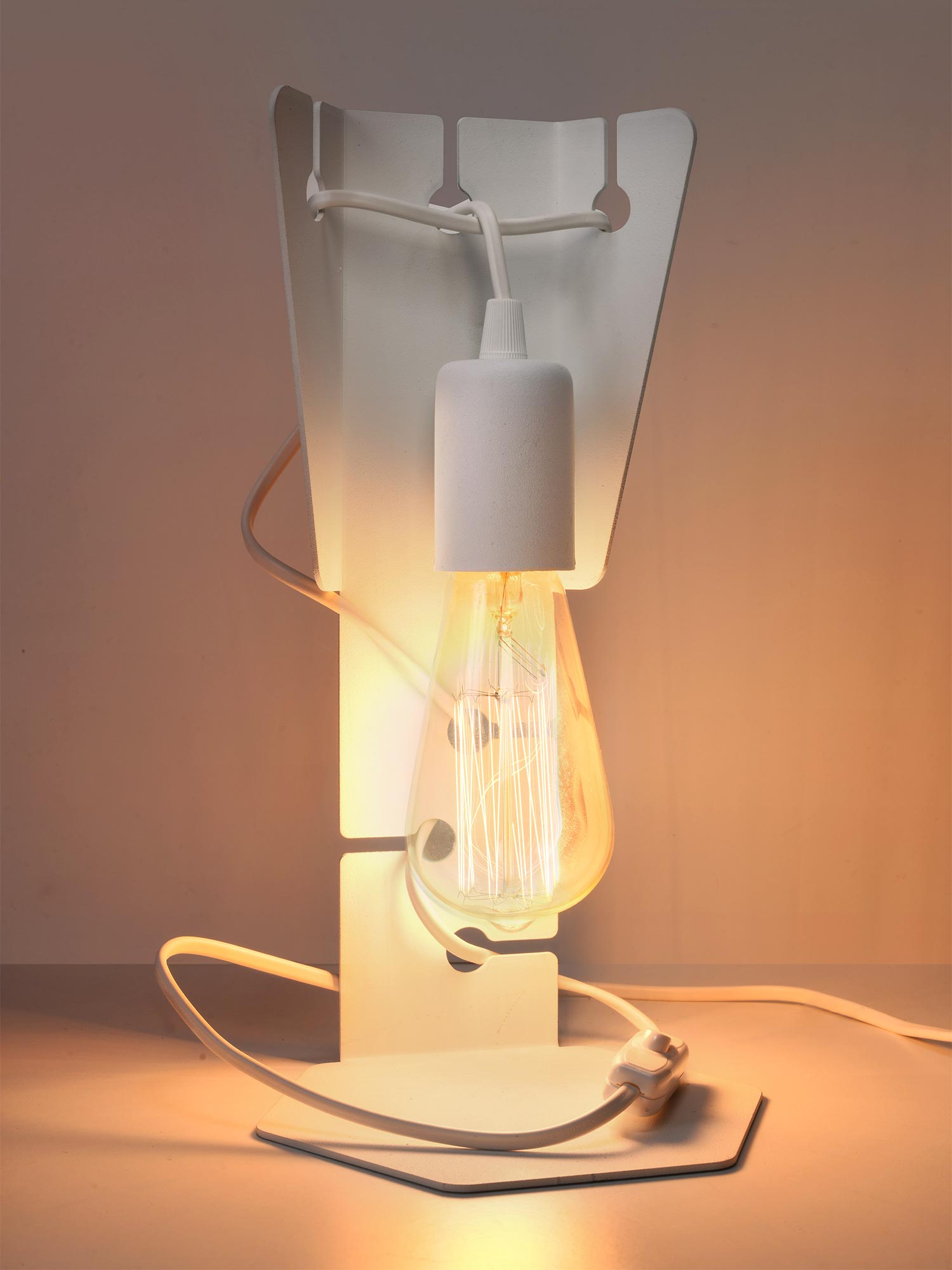 Biała lampka LED z ozdobną żarówką i delikatnym światłem Biała lampka LED z ozdobną żarówką i delikatnym światłem