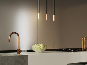 Miniaturka 10 - Zestaw lamp wiszących czarno-miedzianych nad wyspą