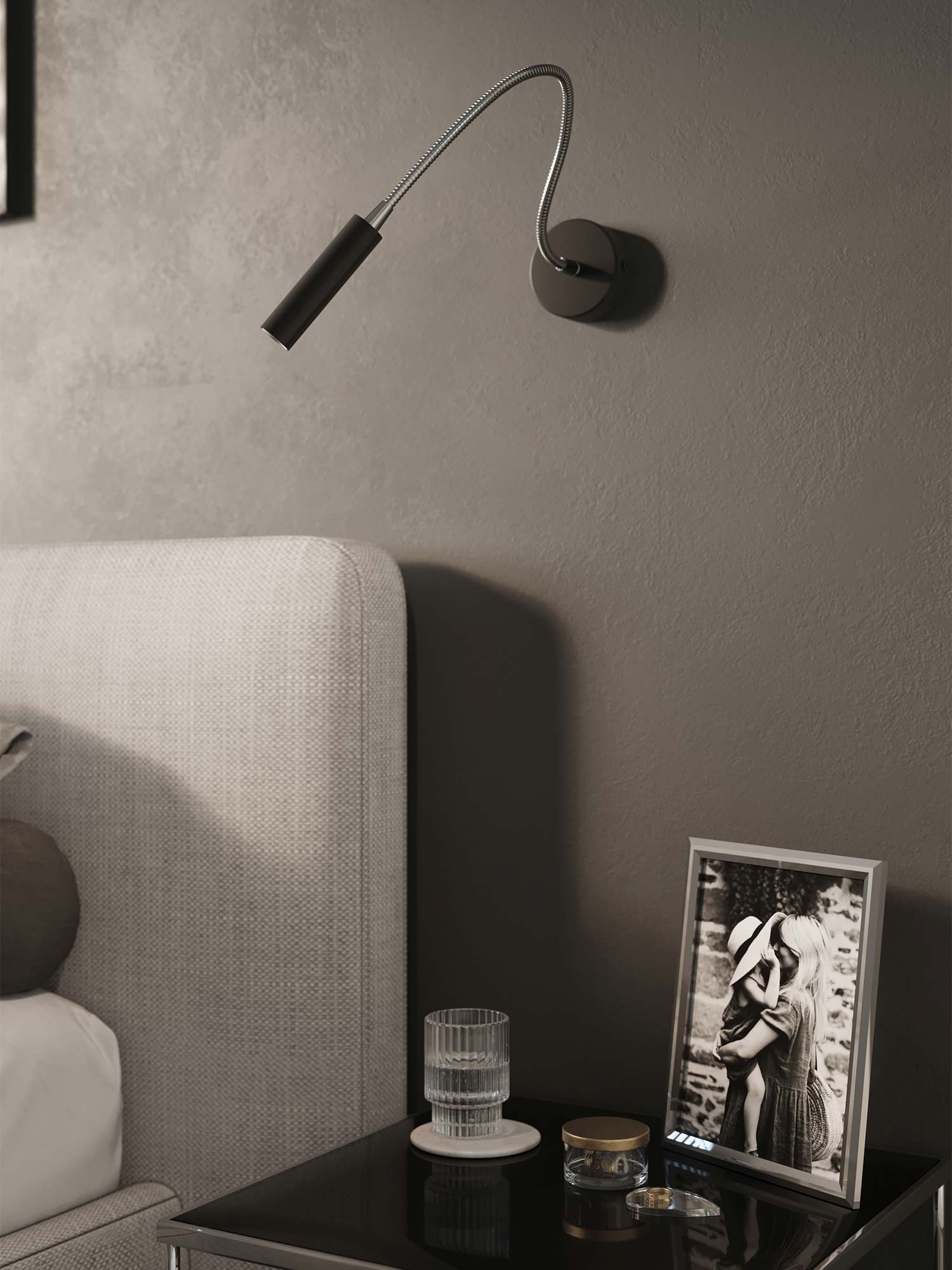 Sypialnia z czarnym kinkietem do czytania przy łóżku Sypialnia z czarnym kinkietem do czytania przy łóżku