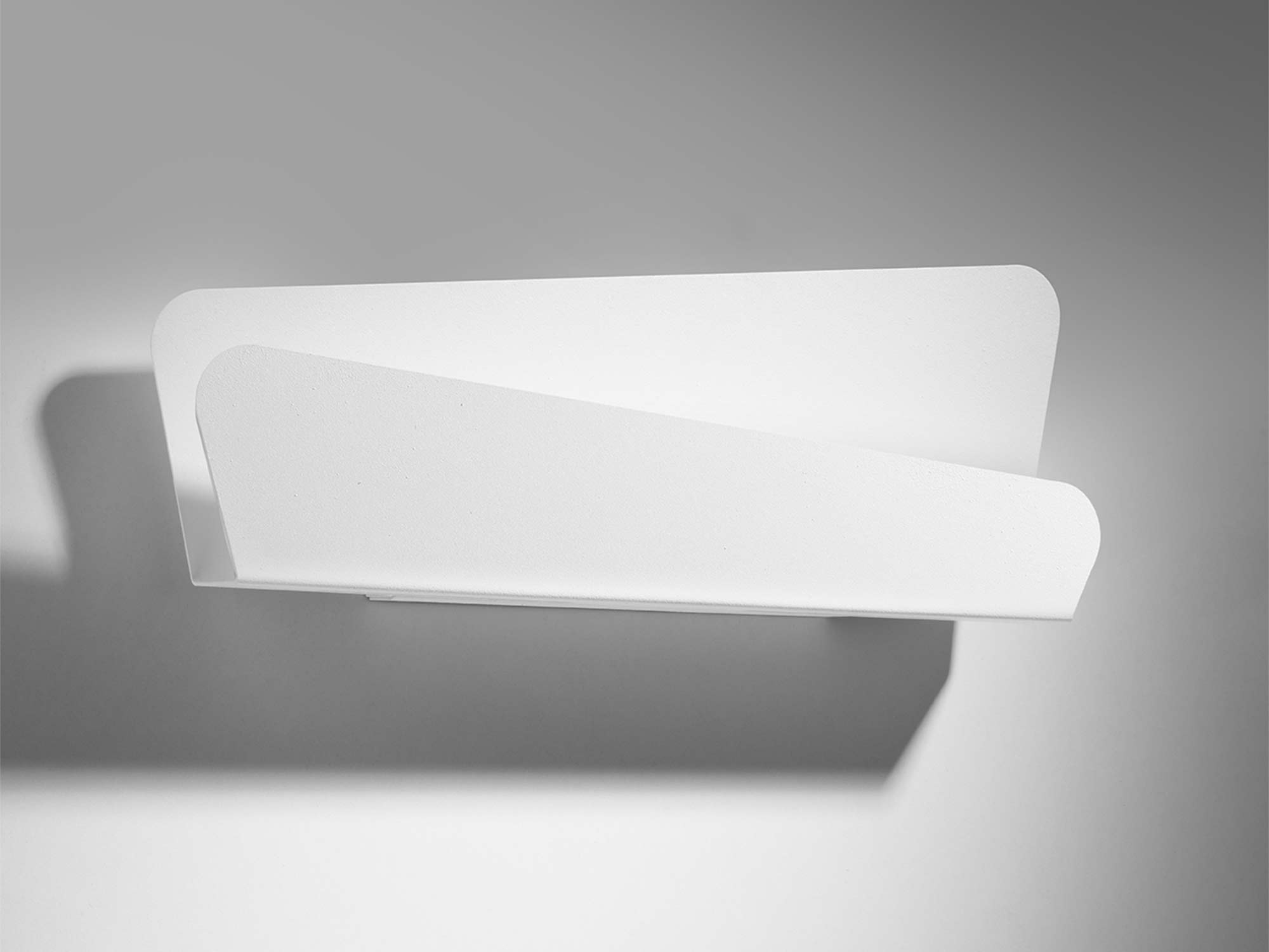 Biały kinkiet ścienny z łagodnie zakrzywionym panelem Biały kinkiet ścienny z łagodnie zakrzywionym panelem