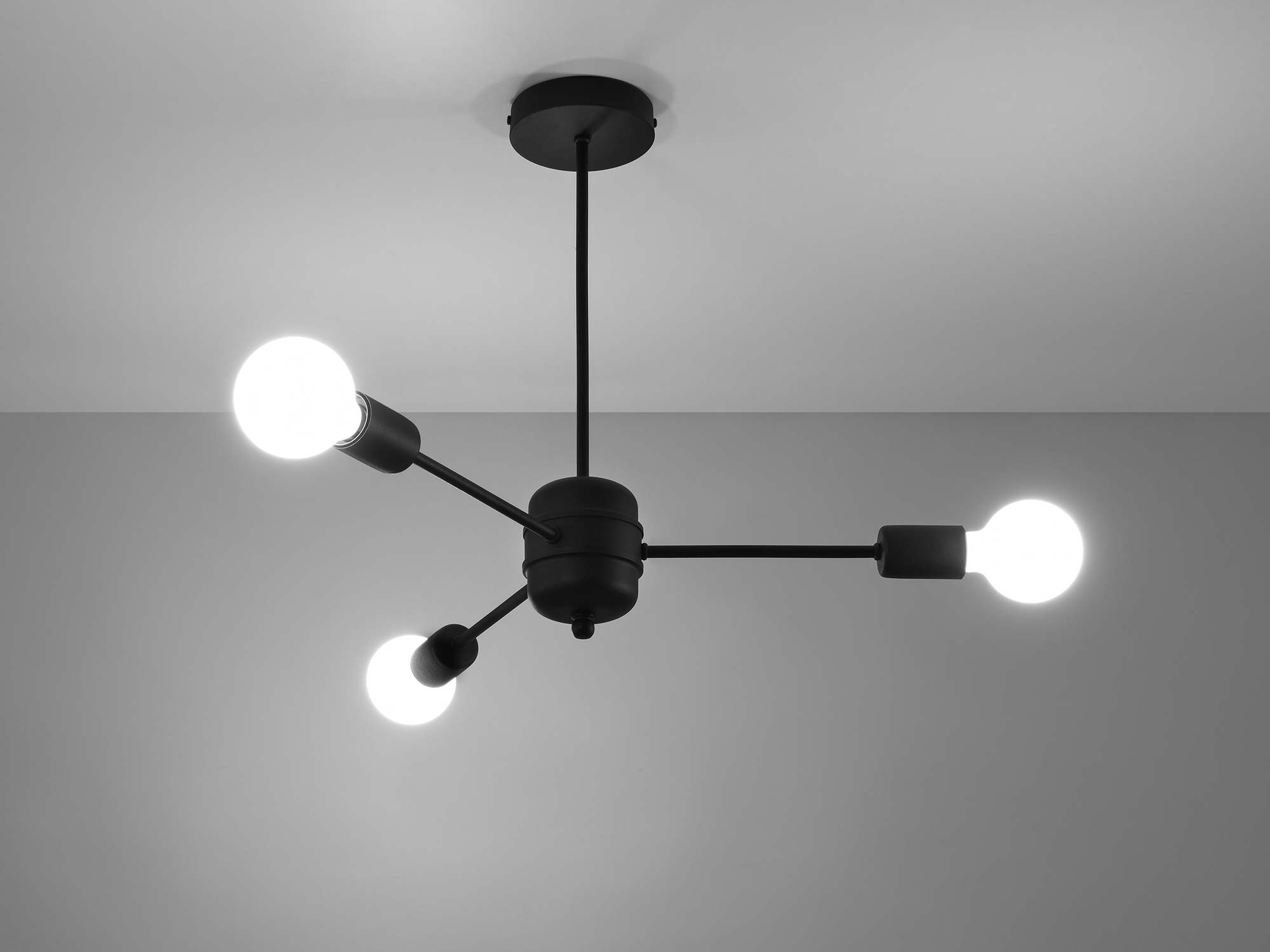 Lampa sufitowa z trzema ramionami w stylu industrialnym Lampa sufitowa z trzema ramionami w stylu industrialnym