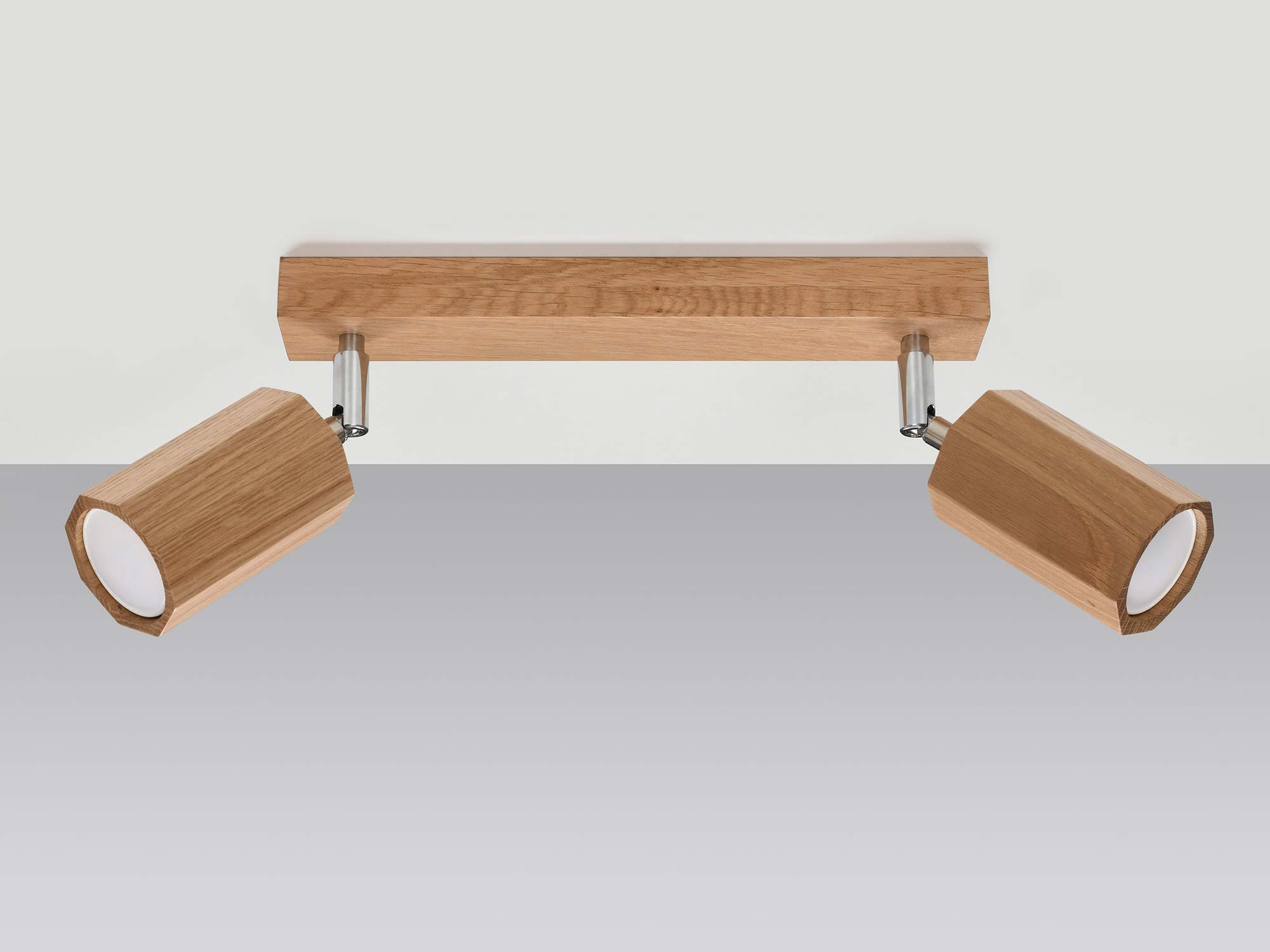 Drewniana szyna LED z reflektorami oświetlająca wnętrze Drewniana szyna LED z reflektorami oświetlająca wnętrze