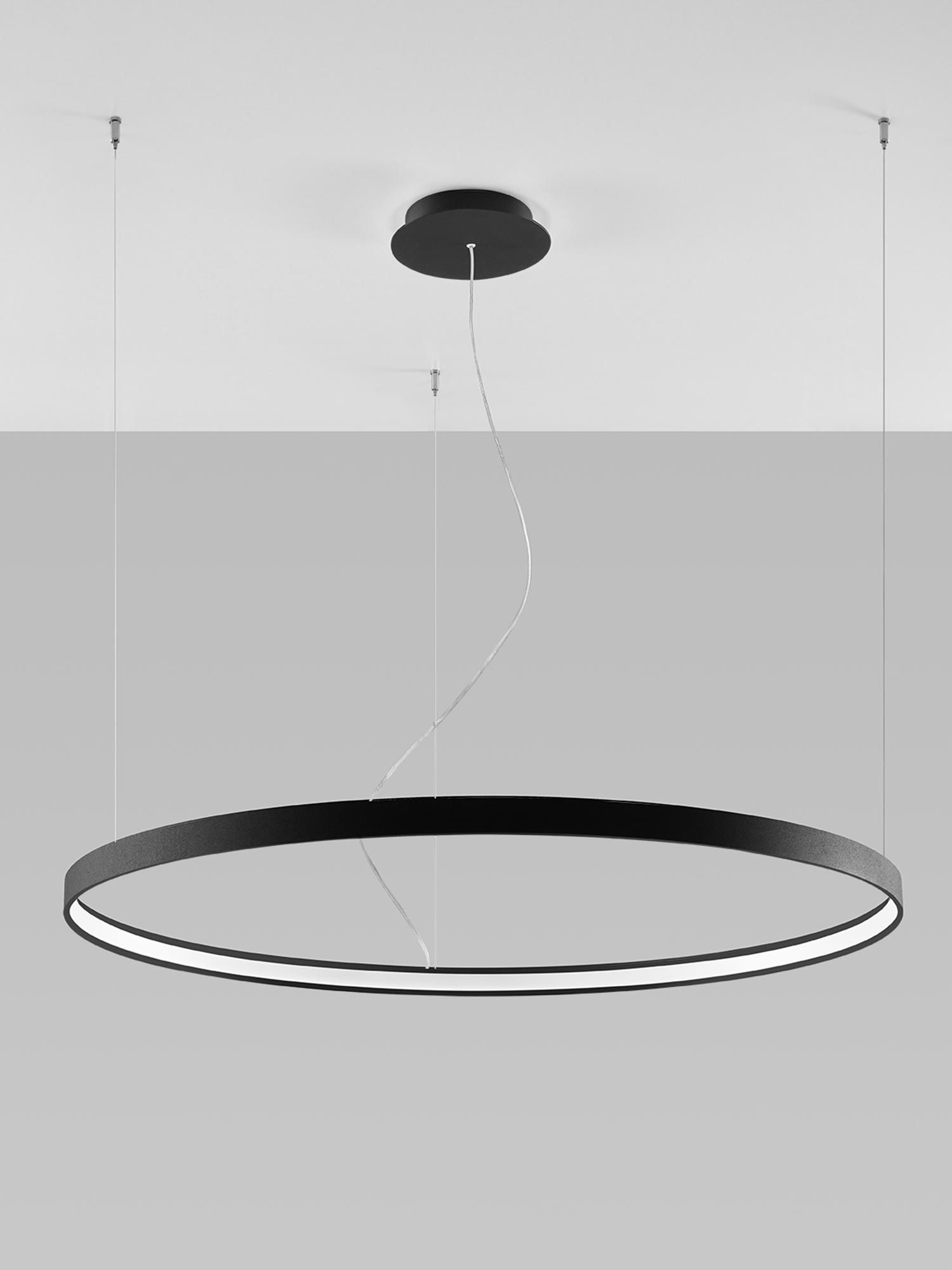 Designerska lampa LED nad eleganckim salonem w stylu loftowym Designerska lampa LED nad eleganckim salonem w stylu loftowym