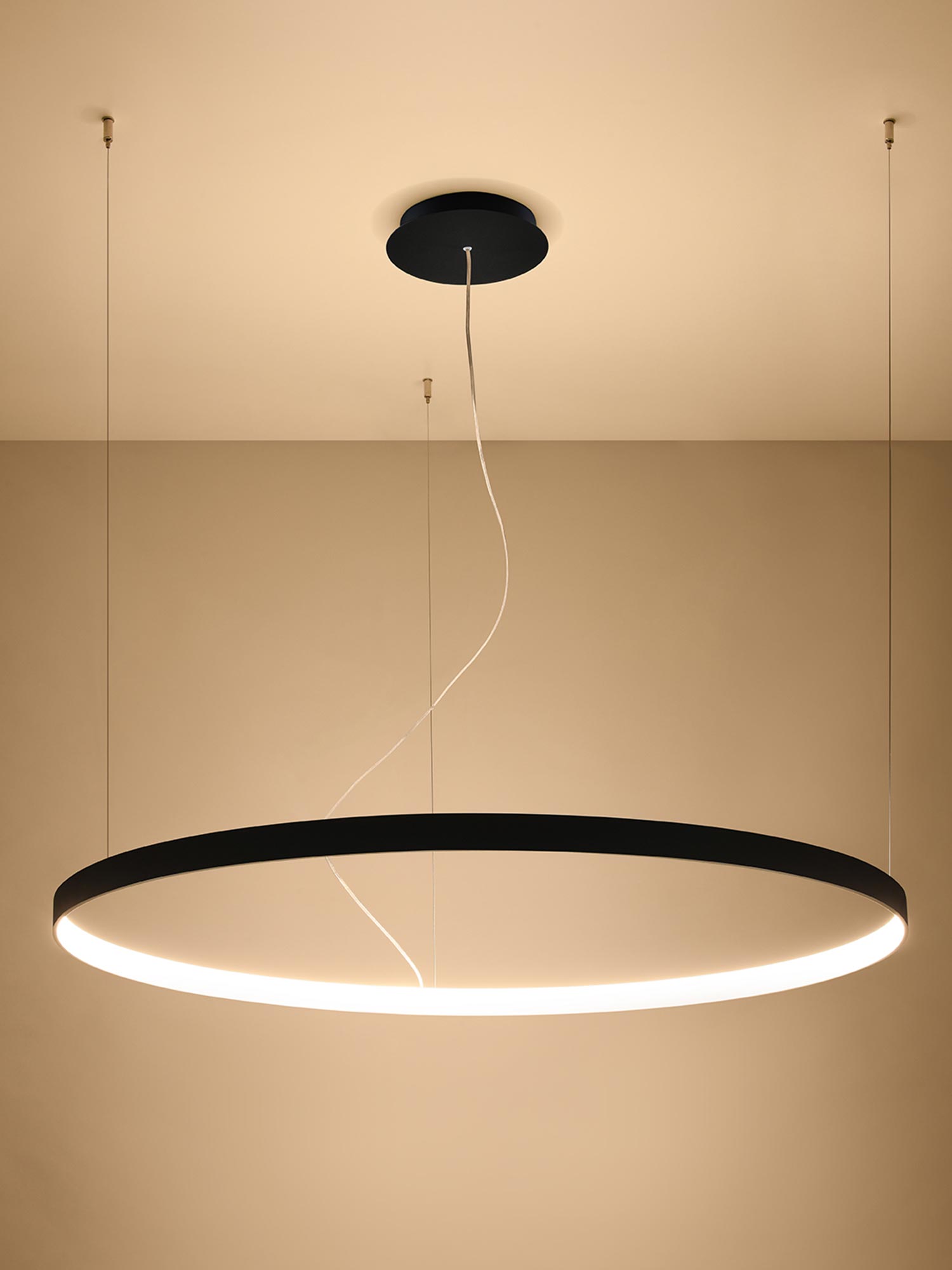 Nowoczesna lampa LED w czarnym wykończeniu do loftowych wnętrz Nowoczesna lampa LED w czarnym wykończeniu do loftowych wnętrz