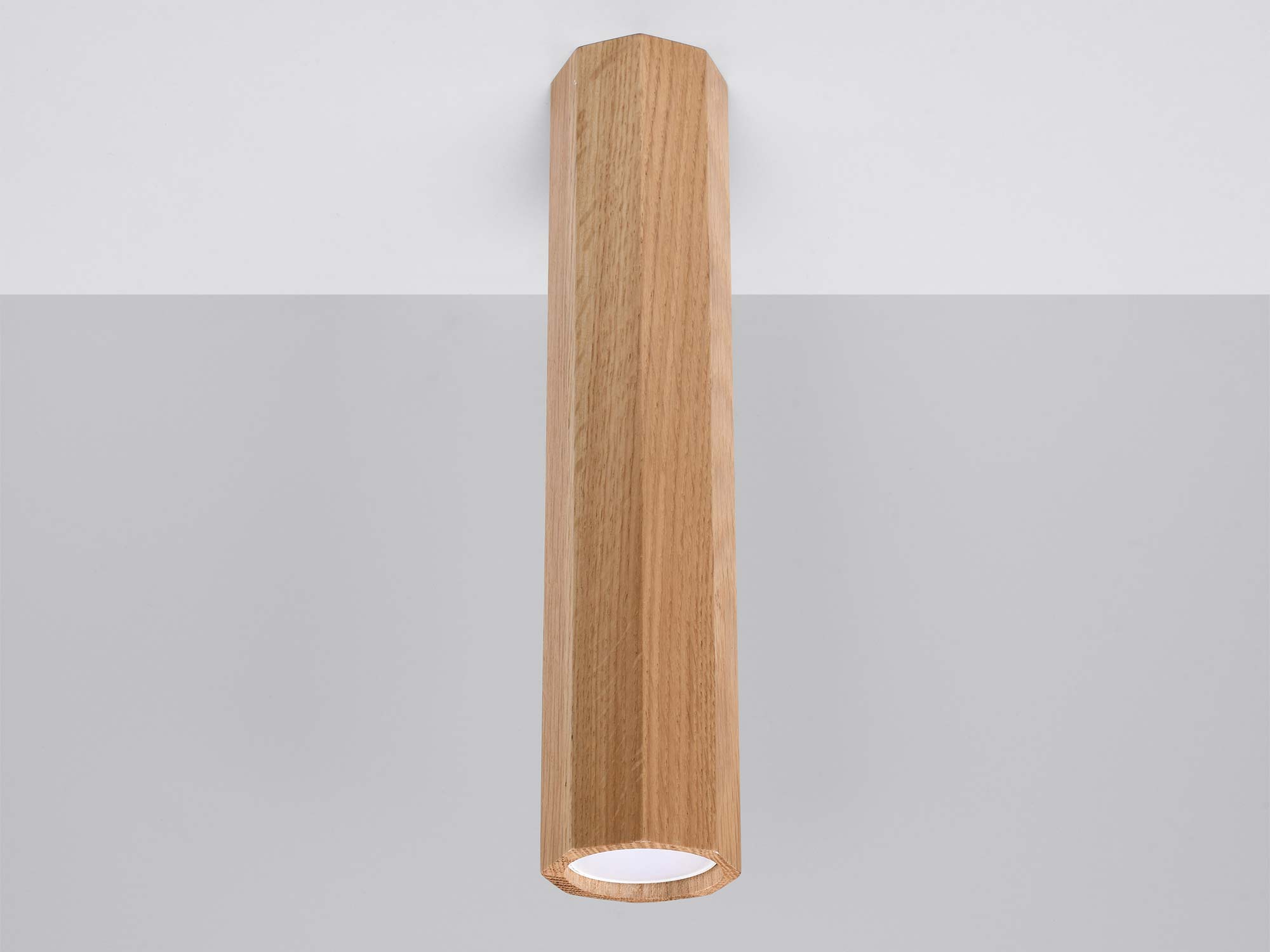 Długi kinkiet sufitowy w formie pionowej tuby z drewna Długi kinkiet sufitowy w formie pionowej tuby z drewna