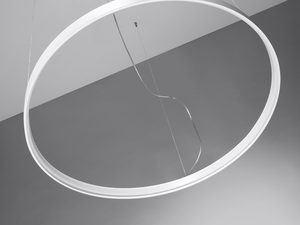 Miniaturka 12 - Okrągła lampa LED w nowoczesnym wnętrzu z wysokim sufitem