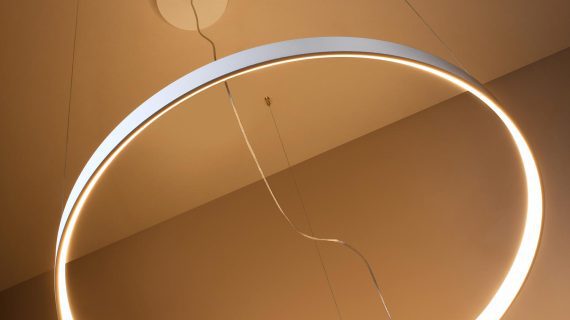 Miniaturka 13 - Designerska lampa LED z białym wykończeniem do nowoczesnych wnętrz