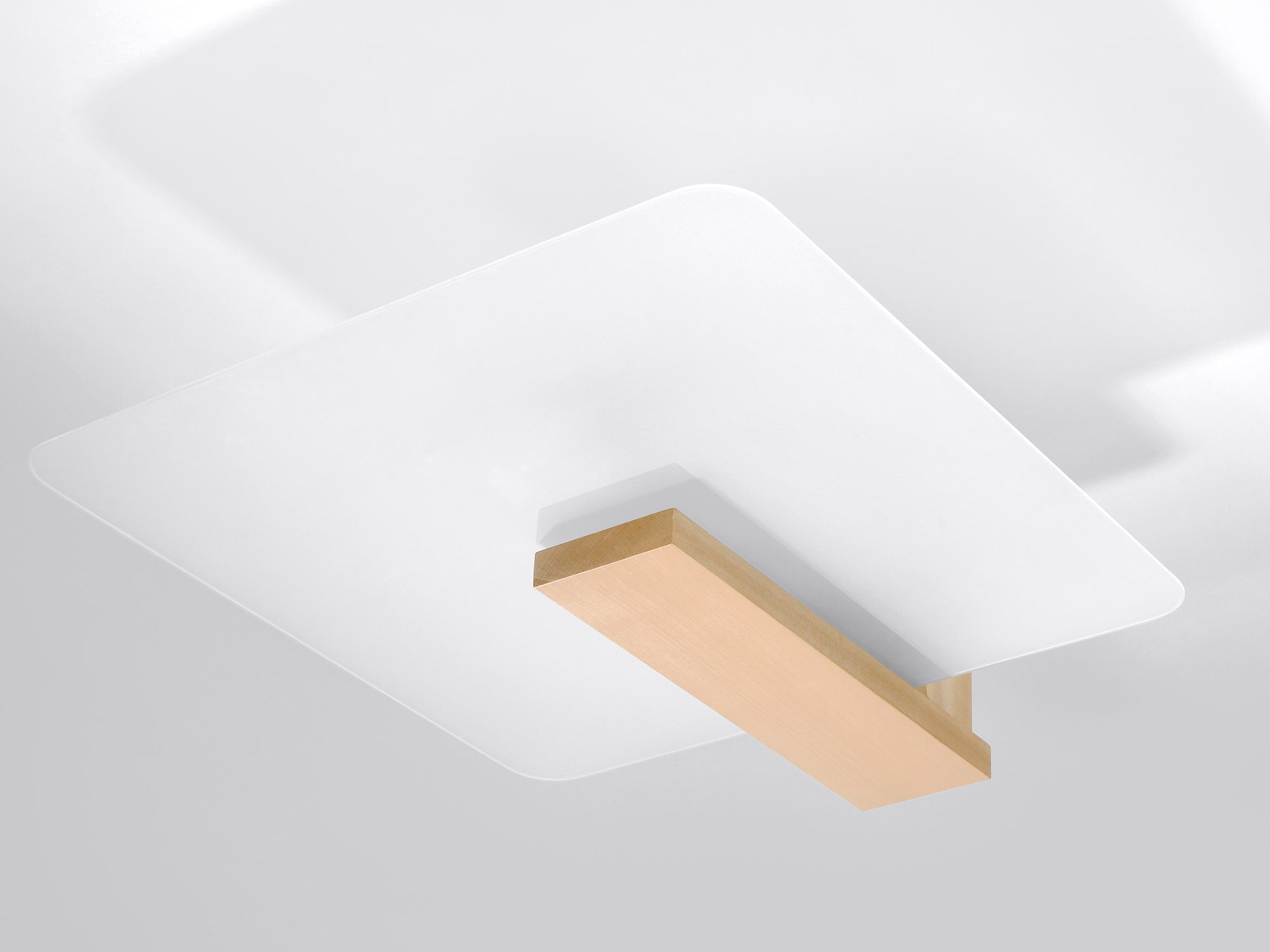 Designerski plafon z drewna na białej podstawie Designerski plafon z drewna na białej podstawie