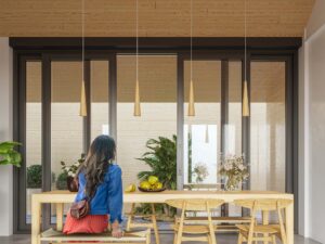 Miniatura 5 - Kobieta u ladzie v restauracji z designerskimi lampami závěsnými
