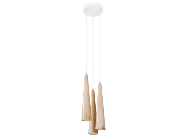 Drewniane lampy wiszące nad stołem w jadalni z naturalnym sufitem