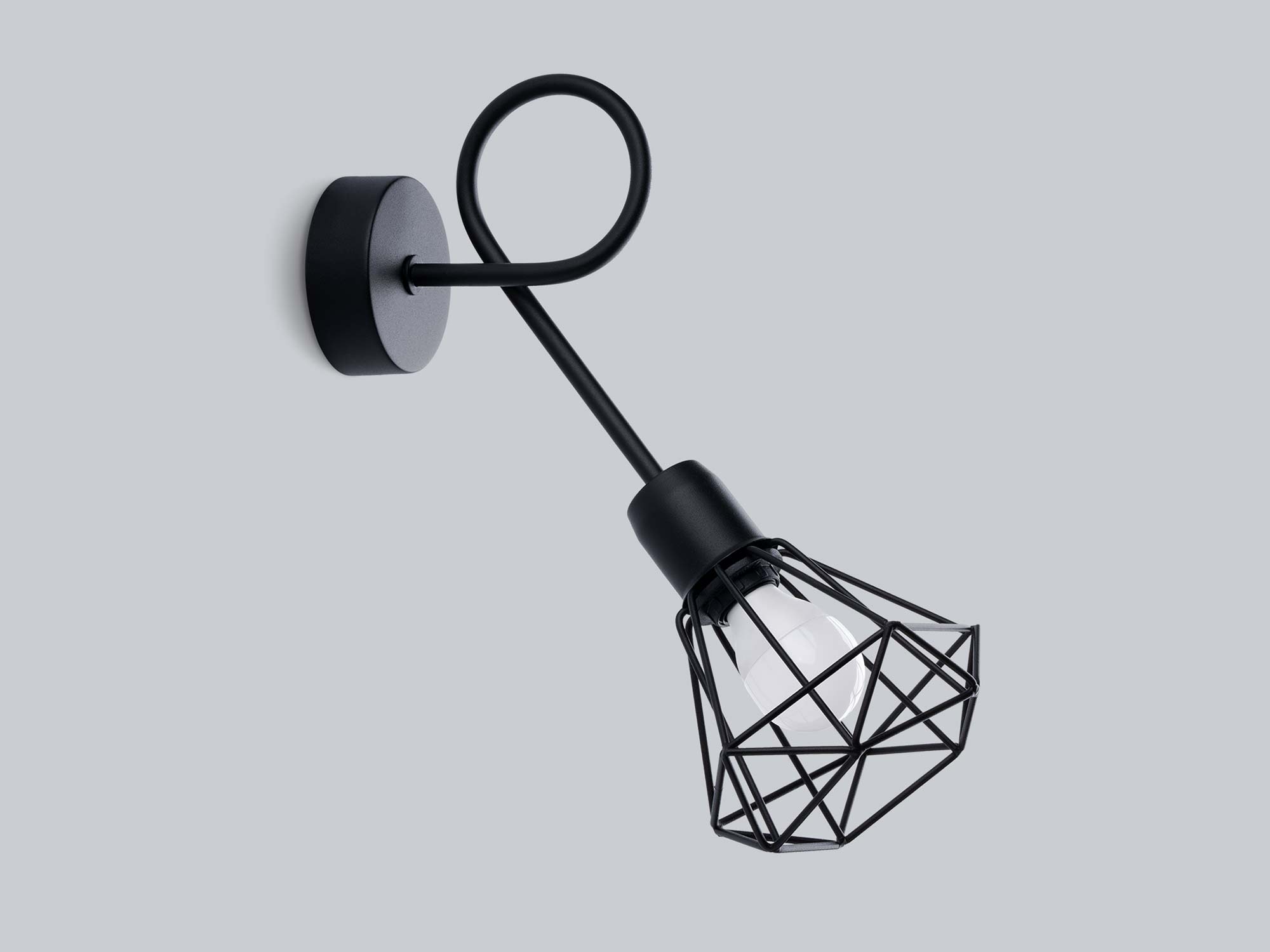 Czarny kinkiet z geometrycznym kloszem – styl loftowy Czarny kinkiet z geometrycznym kloszem – styl loftowy