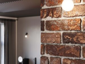 Miniaturka 6 - Reflektor ścienny z żarówką – ceglana ściana w tle