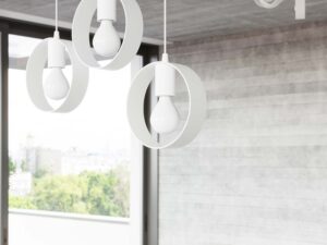 Miniaturka 6 - Białe lampy wiszące w oknie – aranżacja jadalni w stylu skandynawskim