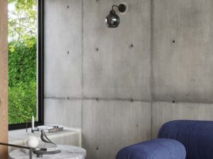 Miniaturka 5 - Lampa zamontowana na betonowej ścianie w nowoczesnym wnętrzu