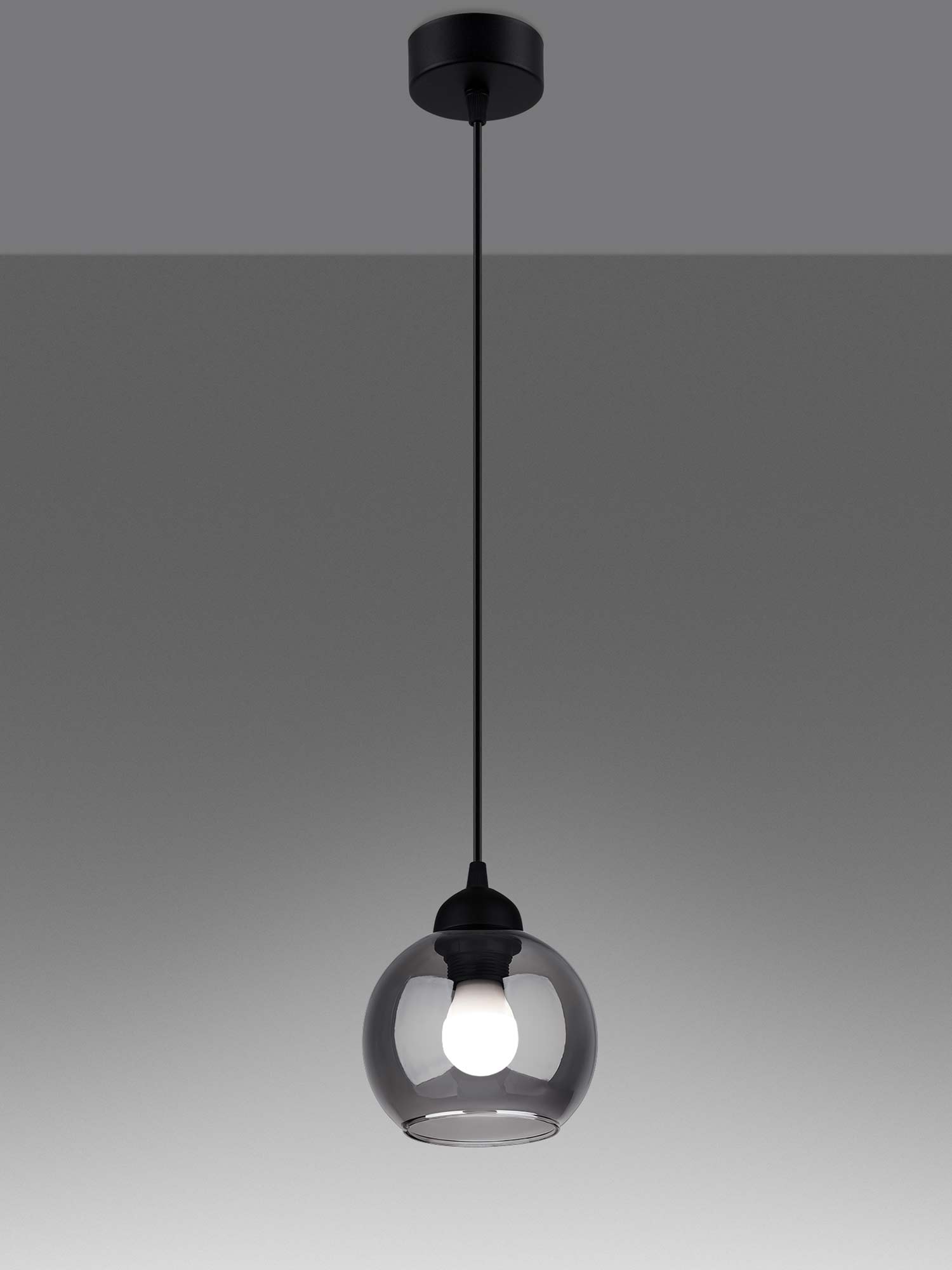 Nowoczesna lampa wisząca z czarnym stelażem i szklanym kloszem Nowoczesna lampa wisząca z czarnym stelażem i szklanym kloszem