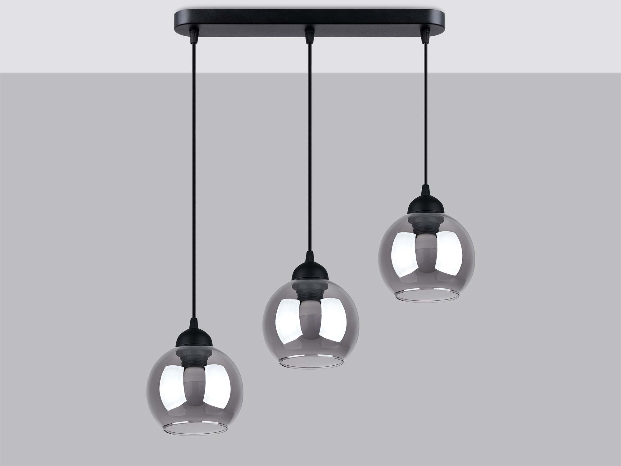 Lampa wisząca z trzema czarnymi oprawami i szklanymi kloszami Lampa wisząca z trzema czarnymi oprawami i szklanymi kloszami