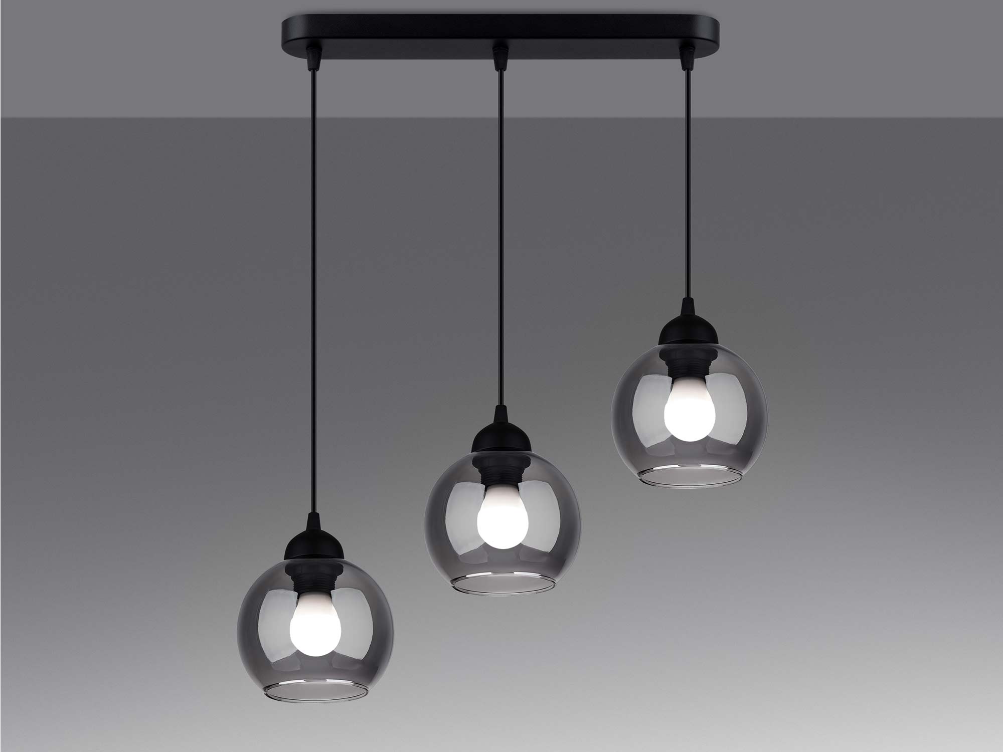 Trójramienna lampa wisząca z kulistymi szklanymi kloszami Trójramienna lampa wisząca z kulistymi szklanymi kloszami