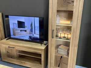 Miniatura 6 - Sestava RTV v obývacím pokoji z dřevěnými elementami a grafikou