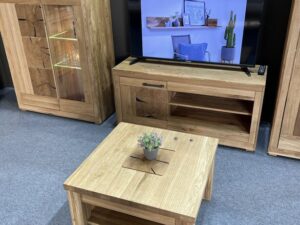 Miniaturka 3 - Komplet mebli dębowych do salonu na wystawie targowej stolik witryna szafka