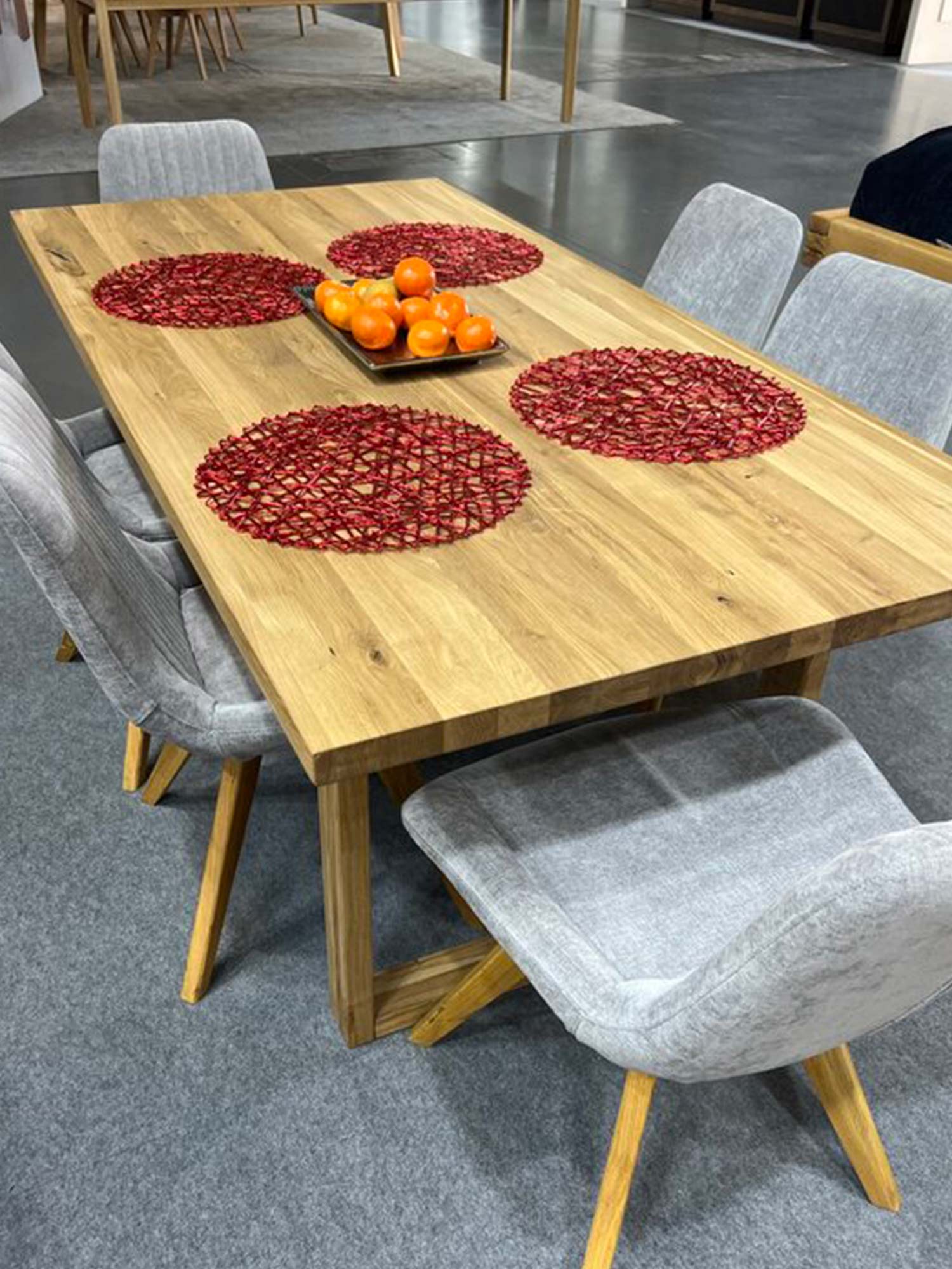 Stół jadalniany z czterema krzesłami w nowoczesnej jadalni