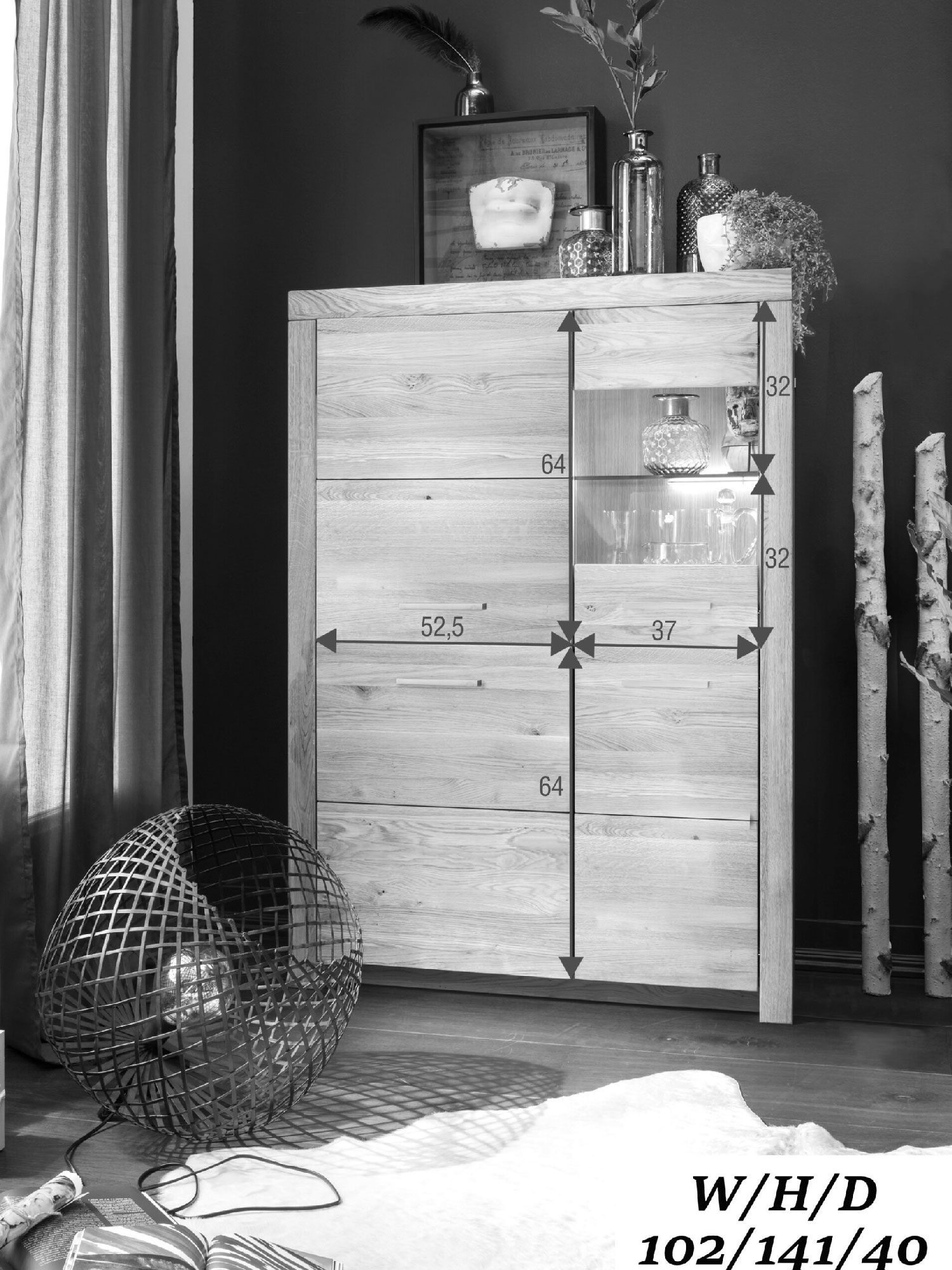 Szafka drewniana z witryną i oświetleniem LED w jasnym wnętrzu z wymiarami