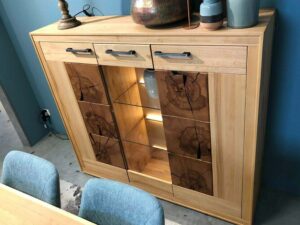 Miniaturka 6 - Dębowy highboard z dekoracyjnymi frontami na wystawie targowej
