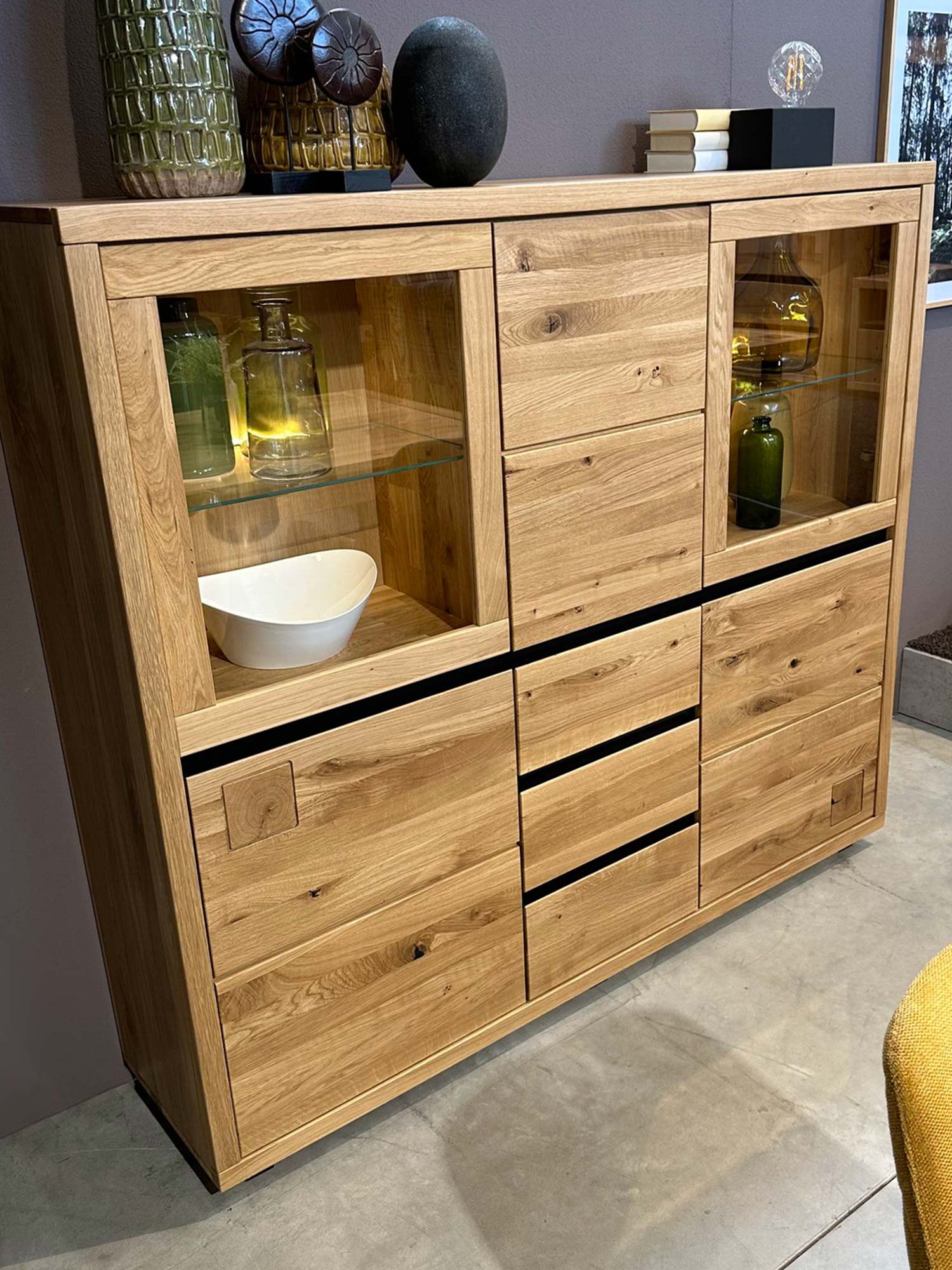 Komoda z podwójnym rzędem szuflad i ozdobnymi uchwytami