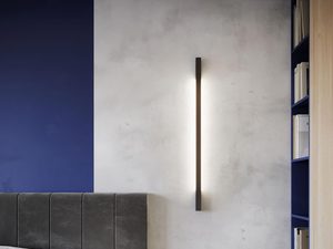 Miniaturka 13 - Czarna lampa ścienna LED w aranżacji z niebieską ścianą