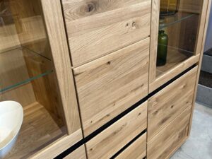 Miniaturka 10 - Jadalnia z okrągłym stołem i witryną w tle – aranżacja salonu