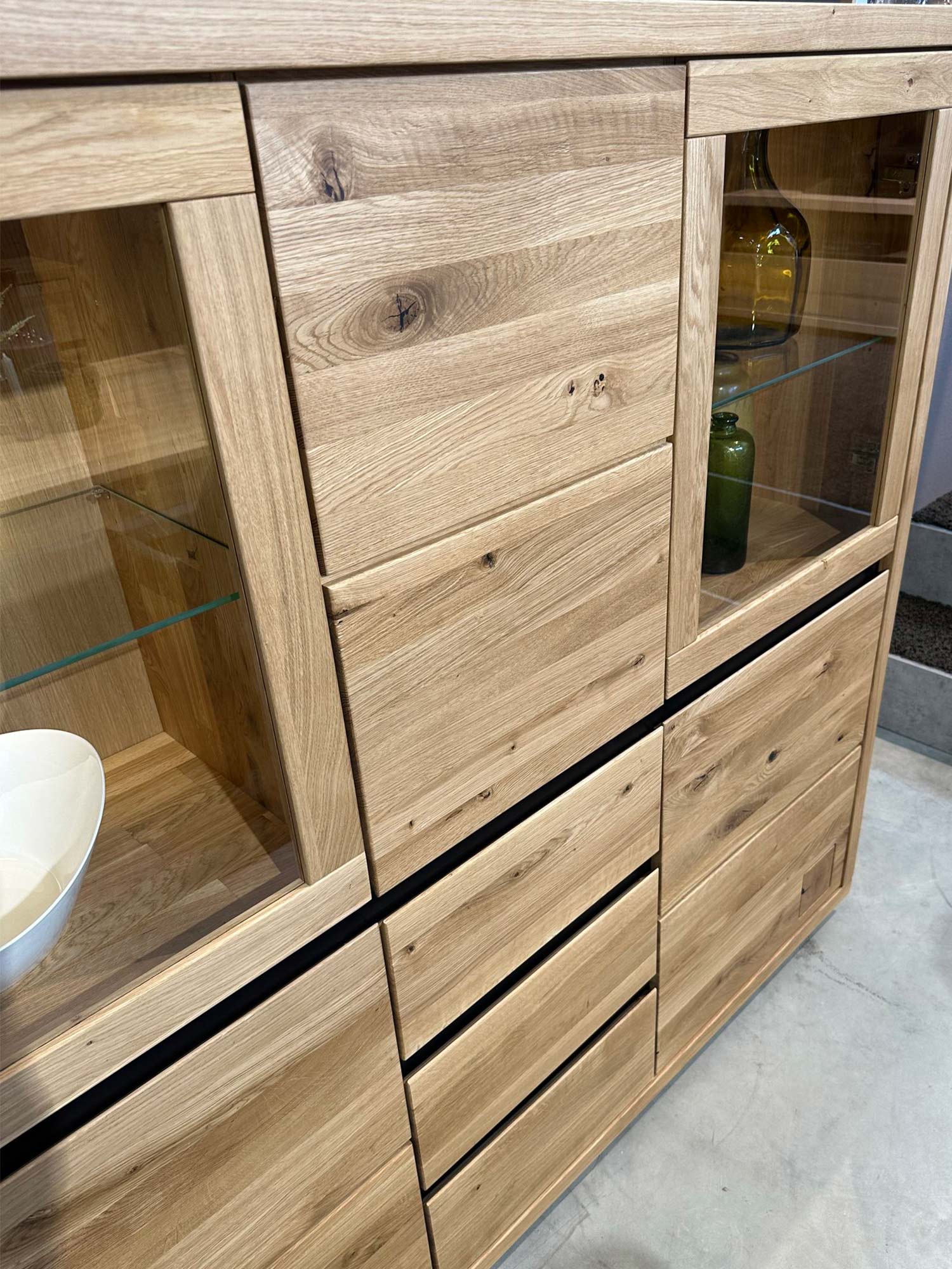 Jadalnia z okrągłym stołem i witryną w tle – aranżacja salonu