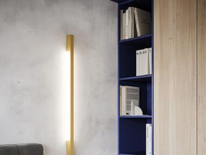 Miniaturka 6 - Pionowa lampa LED w złotym kolorze w jasnej sypialni