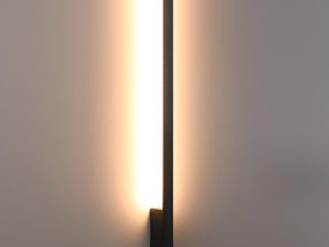Miniaturka 11 - Złota lampa pionowa LED w minimalistycznej aranżacji