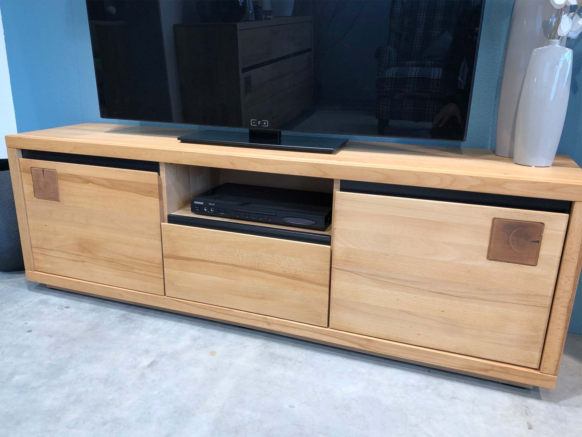 Zbliżenie na zaokrąglony frez szuflady z naturalnego drewna