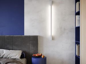 Miniaturka 6 - Pionowa lampa LED w białej sypialni z niebieskimi akcentami