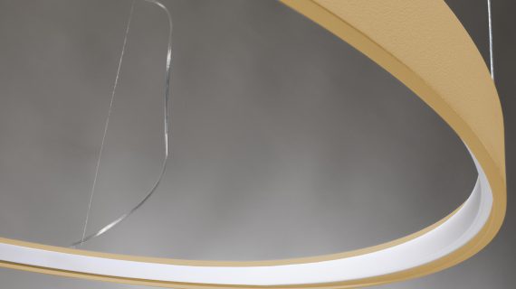 Miniaturka 33 - Lampa LED w złotym kolorze nad eleganckim kominkiem