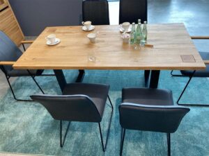 Miniaturka 6 - Stół dębowy z czarnymi fotelami skórzanymi w ekspozycji showroomu