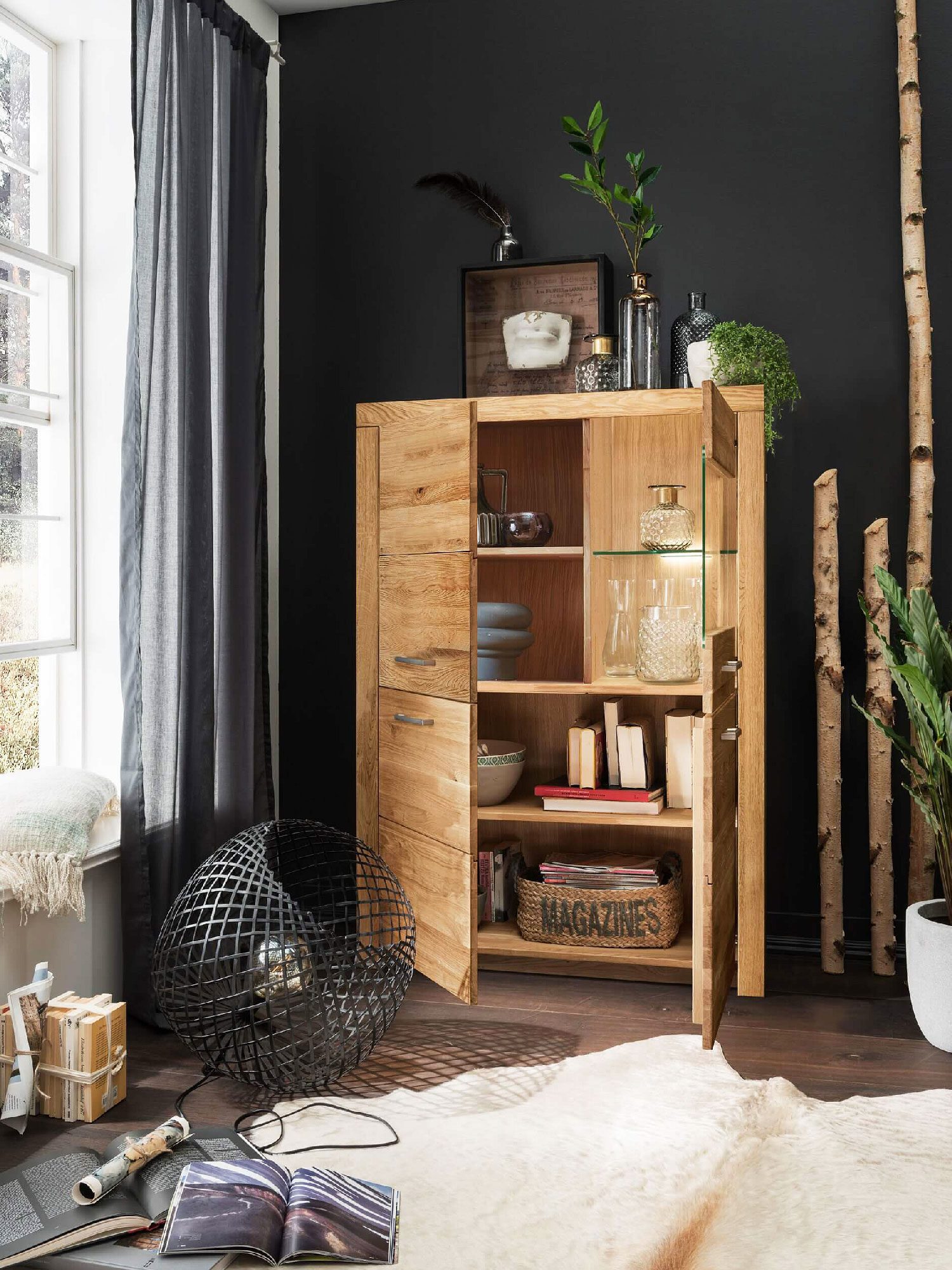 Przeszklona szafka z szufladami z litego dębu