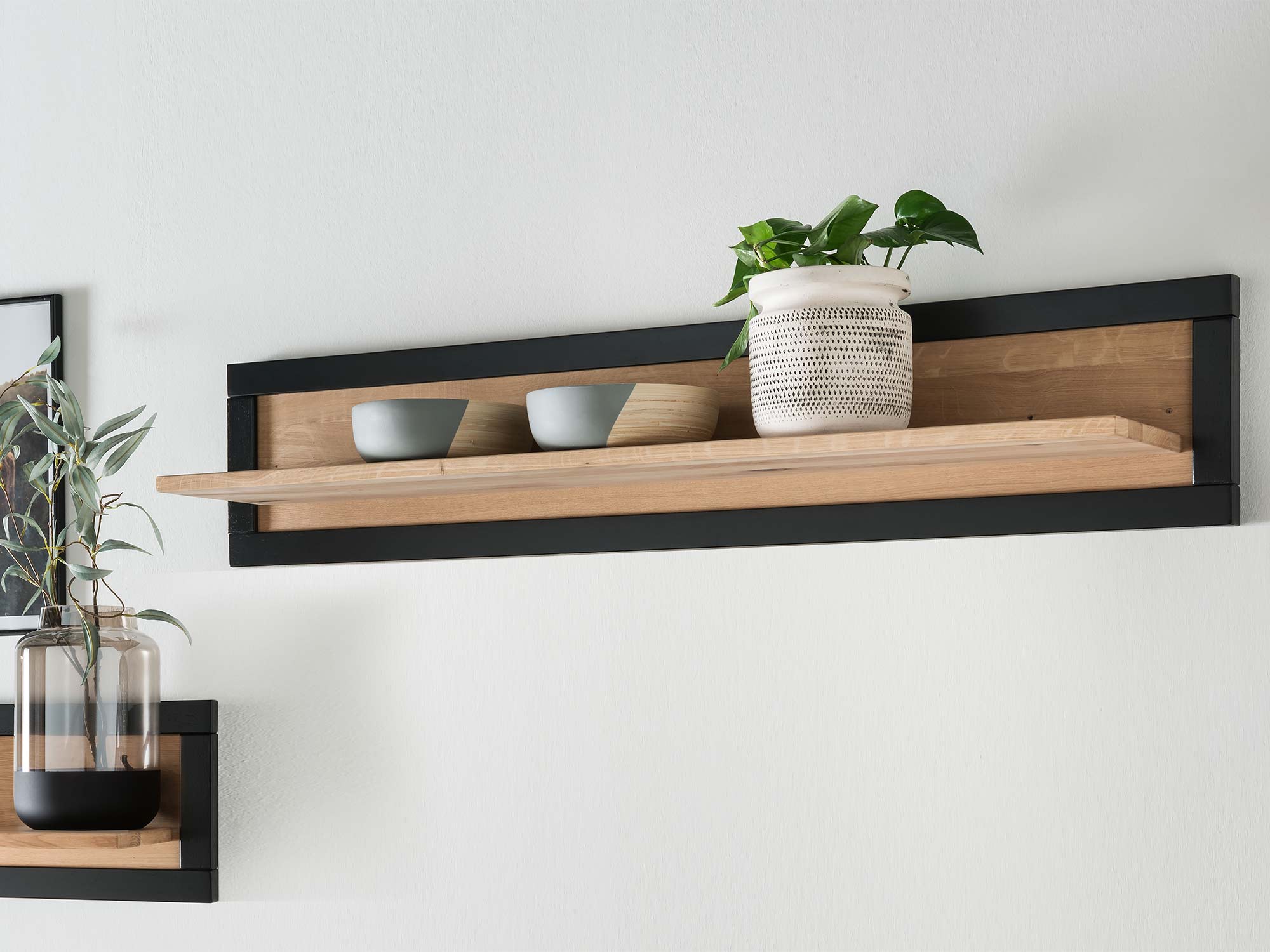 Półka ścienna z drewna z czarnym metalowym stelażem i dekoracją