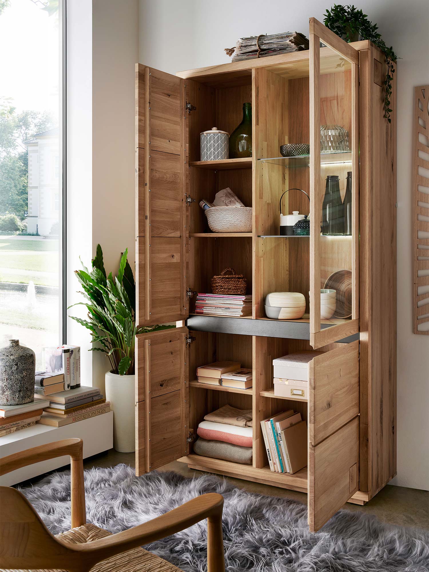 Otwarta narożna witryna z litego dębu z półkami i szafkami