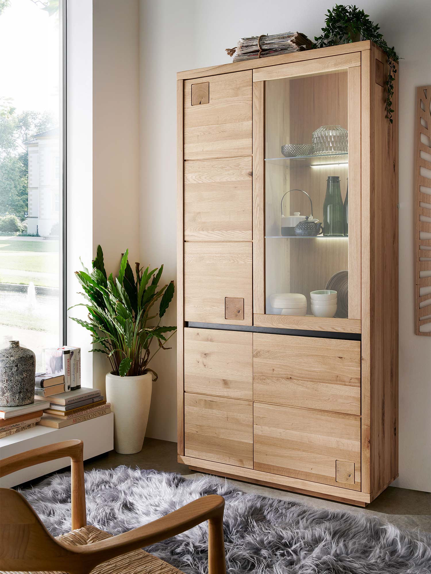 Przeszklona witryna narożna z oświetleniem i półkami