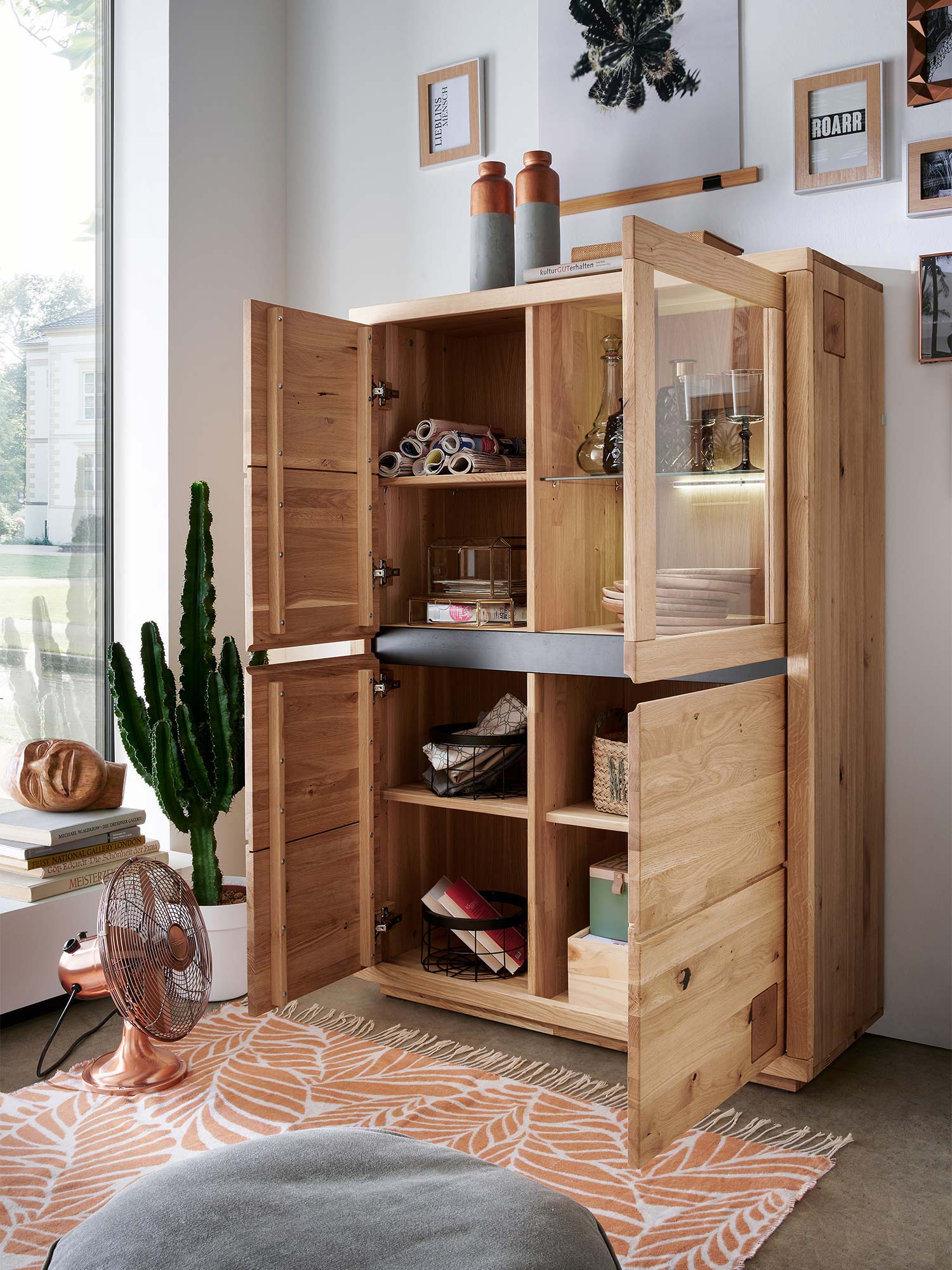 Otwarta witryna z półkami i szkłem w stylu nowoczesnym