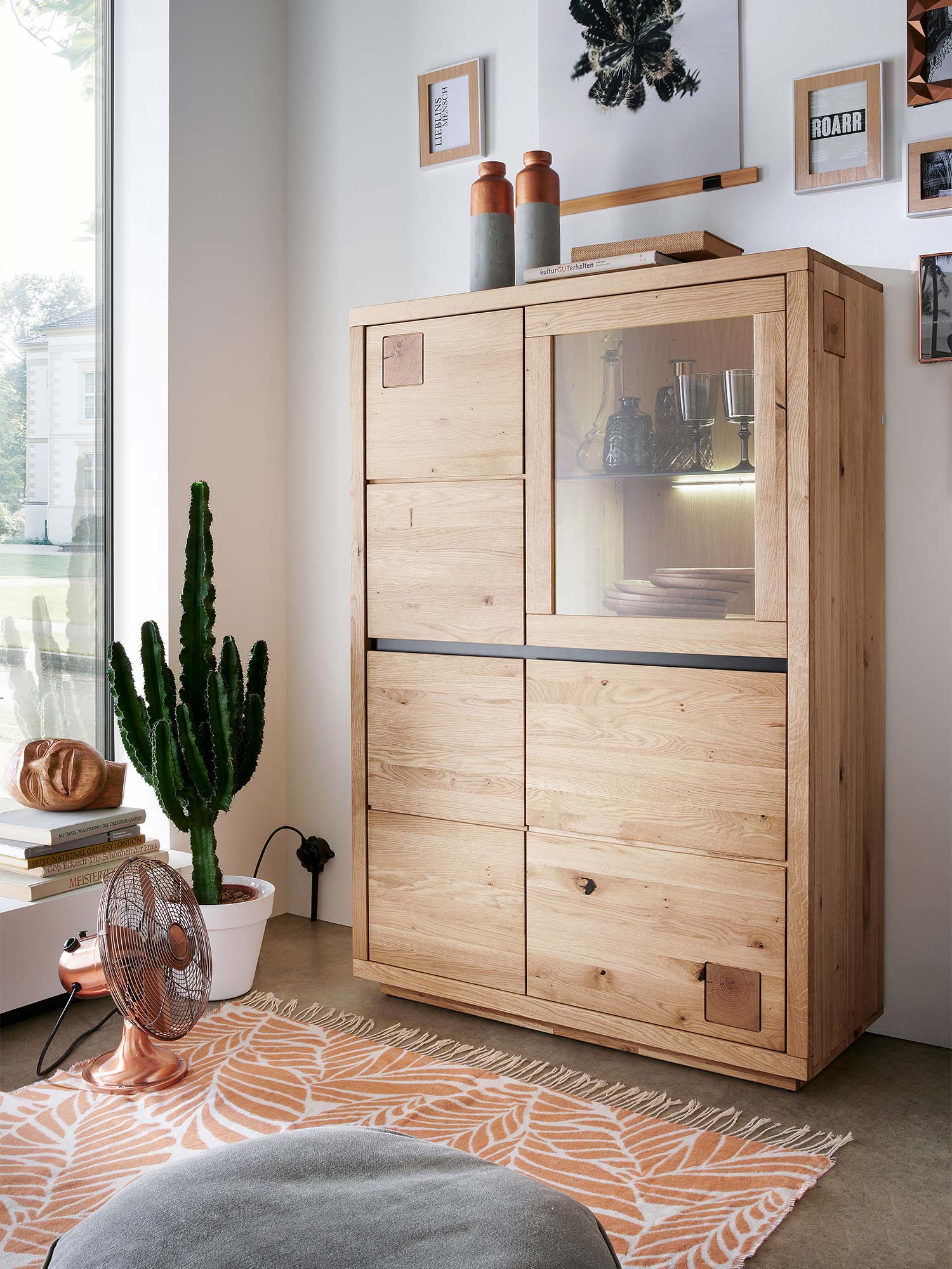 Drewniana witryna narożna z oświetleniem LED i zamykanymi szafkami