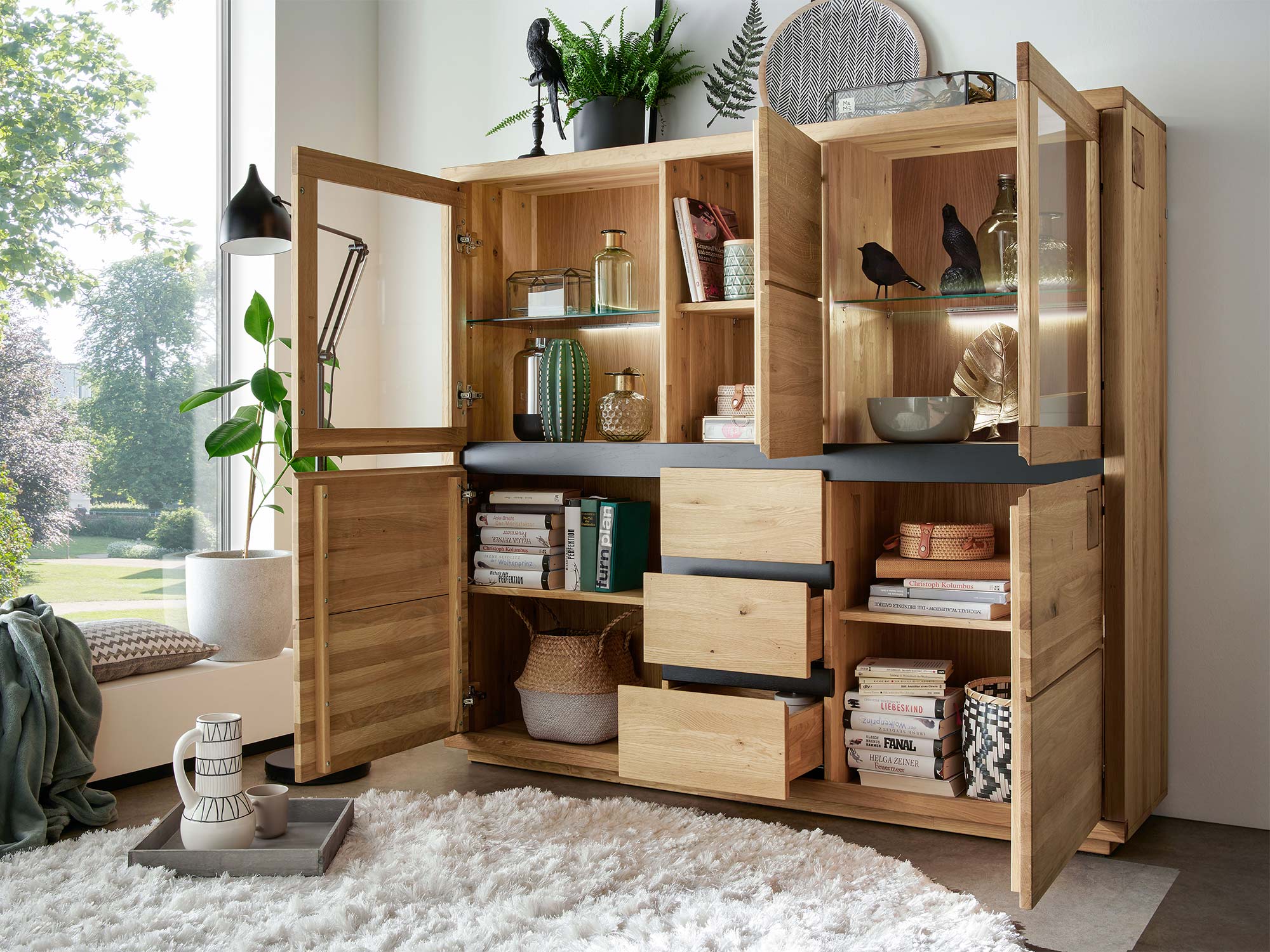 Komoda z otwieranym frontem i licznymi półkami wewnętrznymi