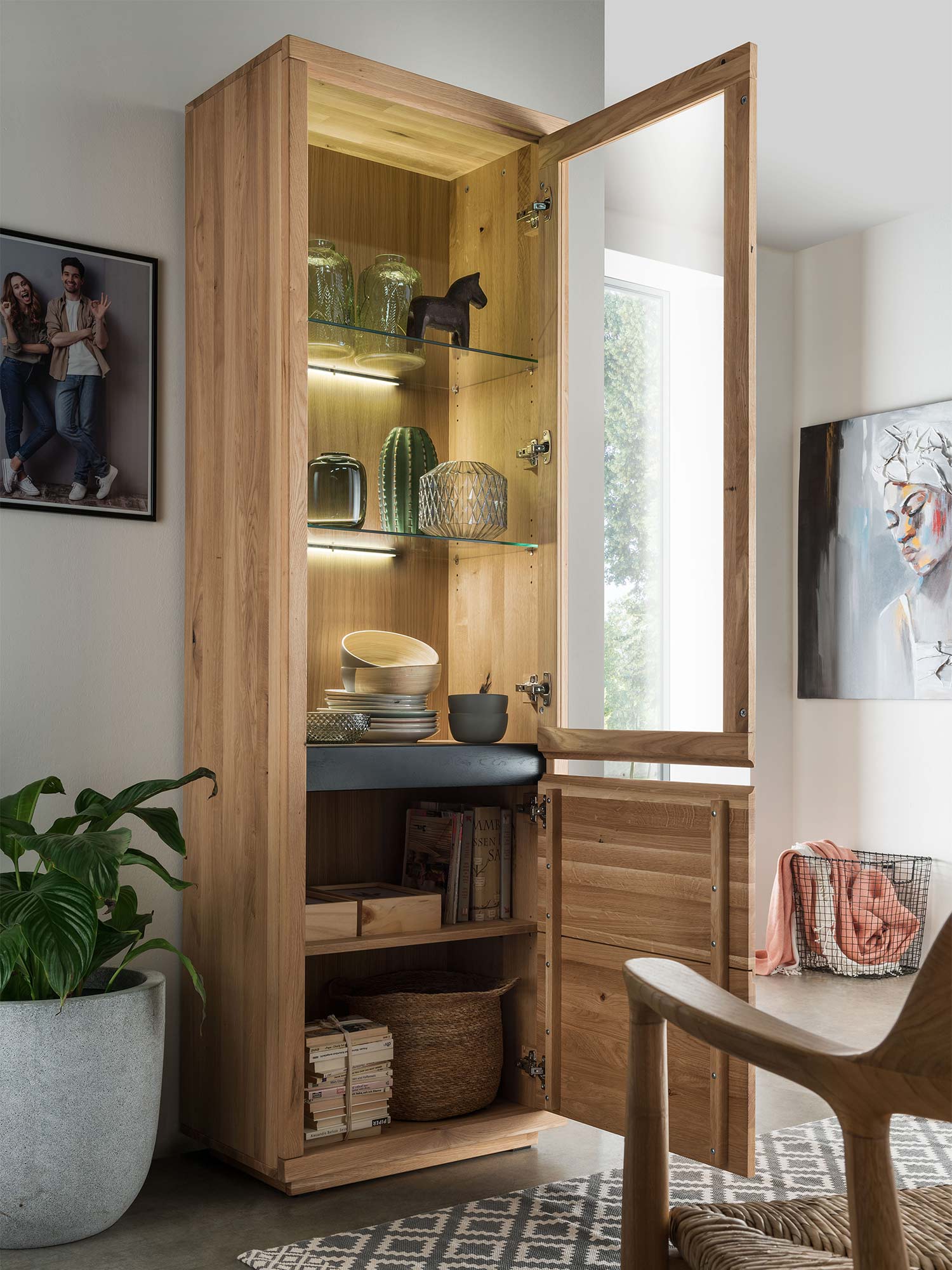 Drewniana witryna dębowa z półkami i szkłem