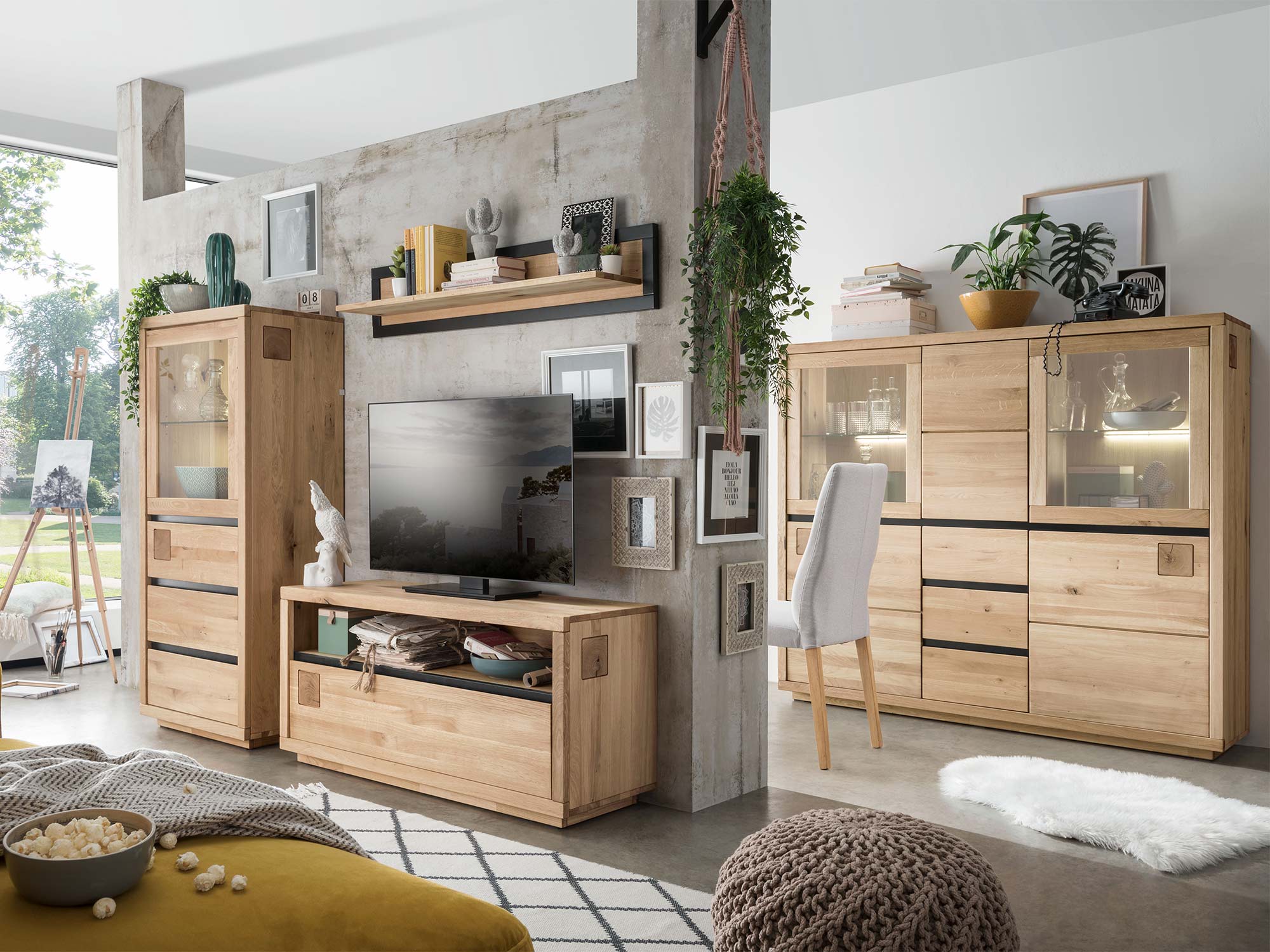 Drewniana szafka RTV z witryną i półką w nowoczesnym wnętrzu