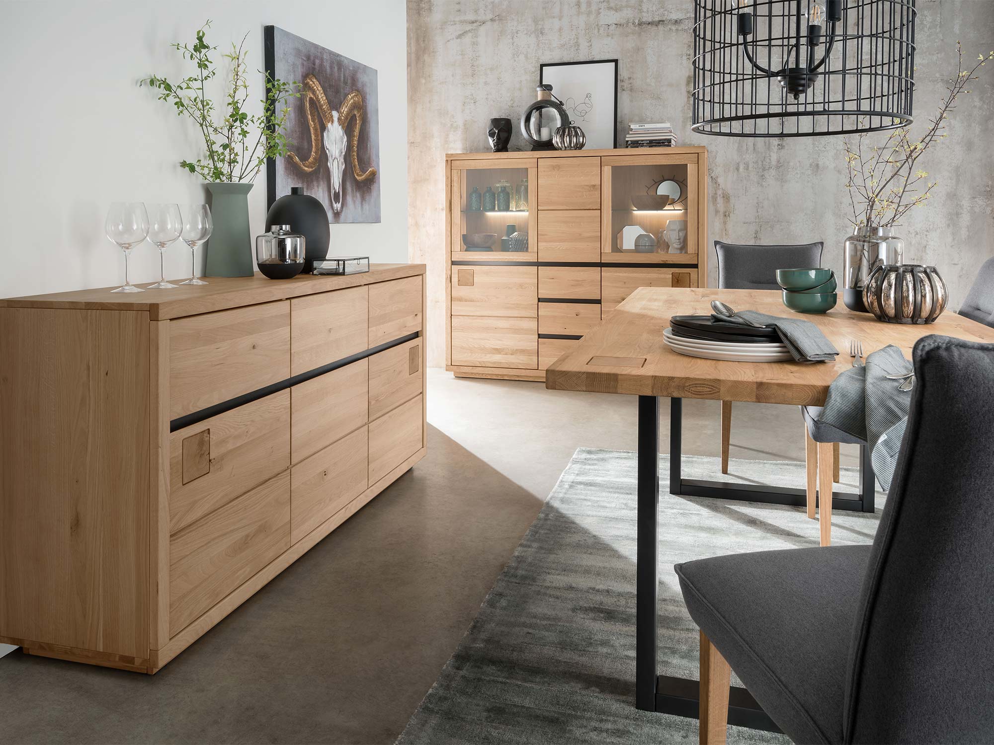 Kredens z przeszklonymi drzwiczkami i trzema szufladami