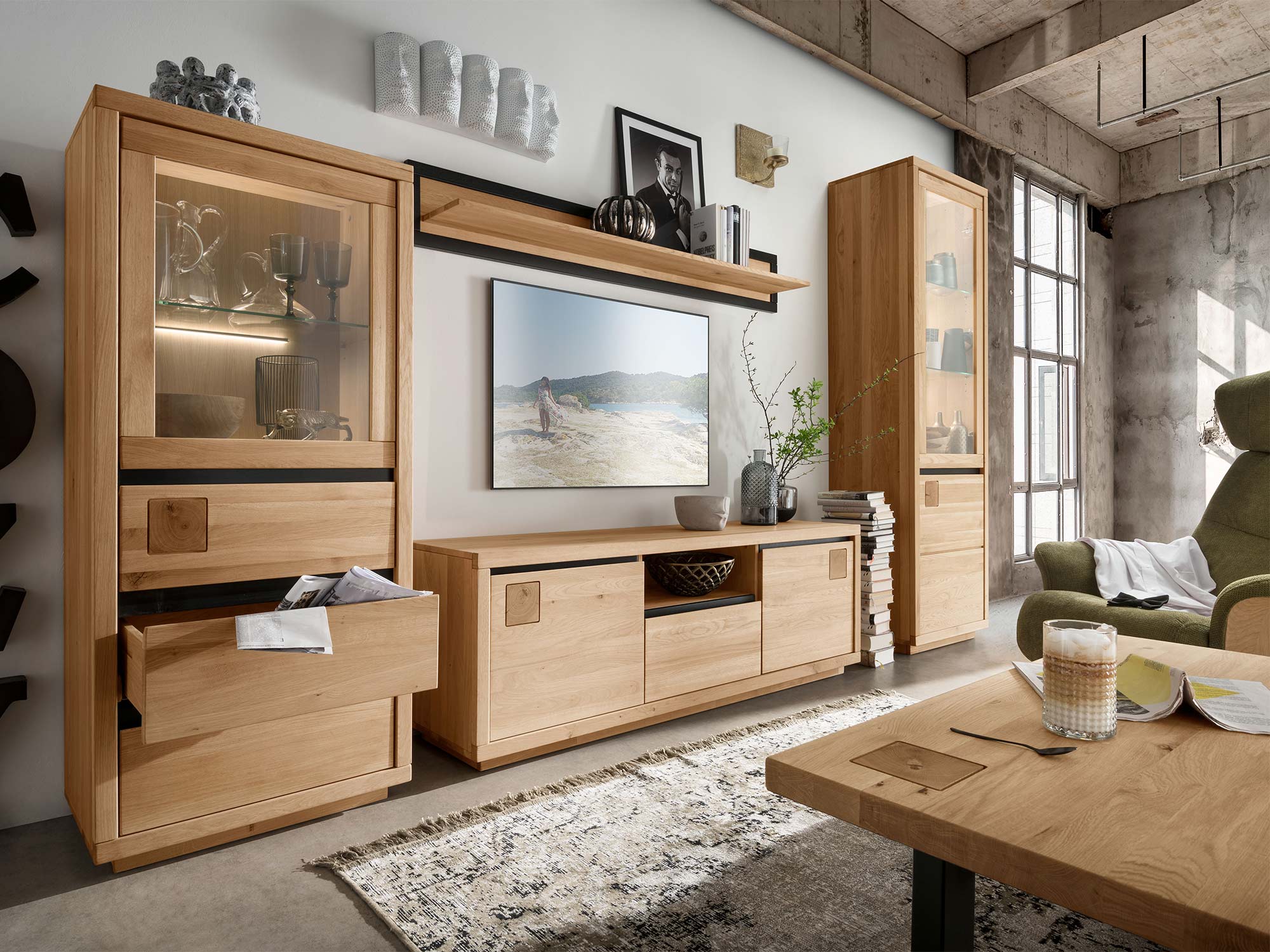 Drewniany zestaw mebli do salonu z szafką RTV, witryną i półką ścienną
