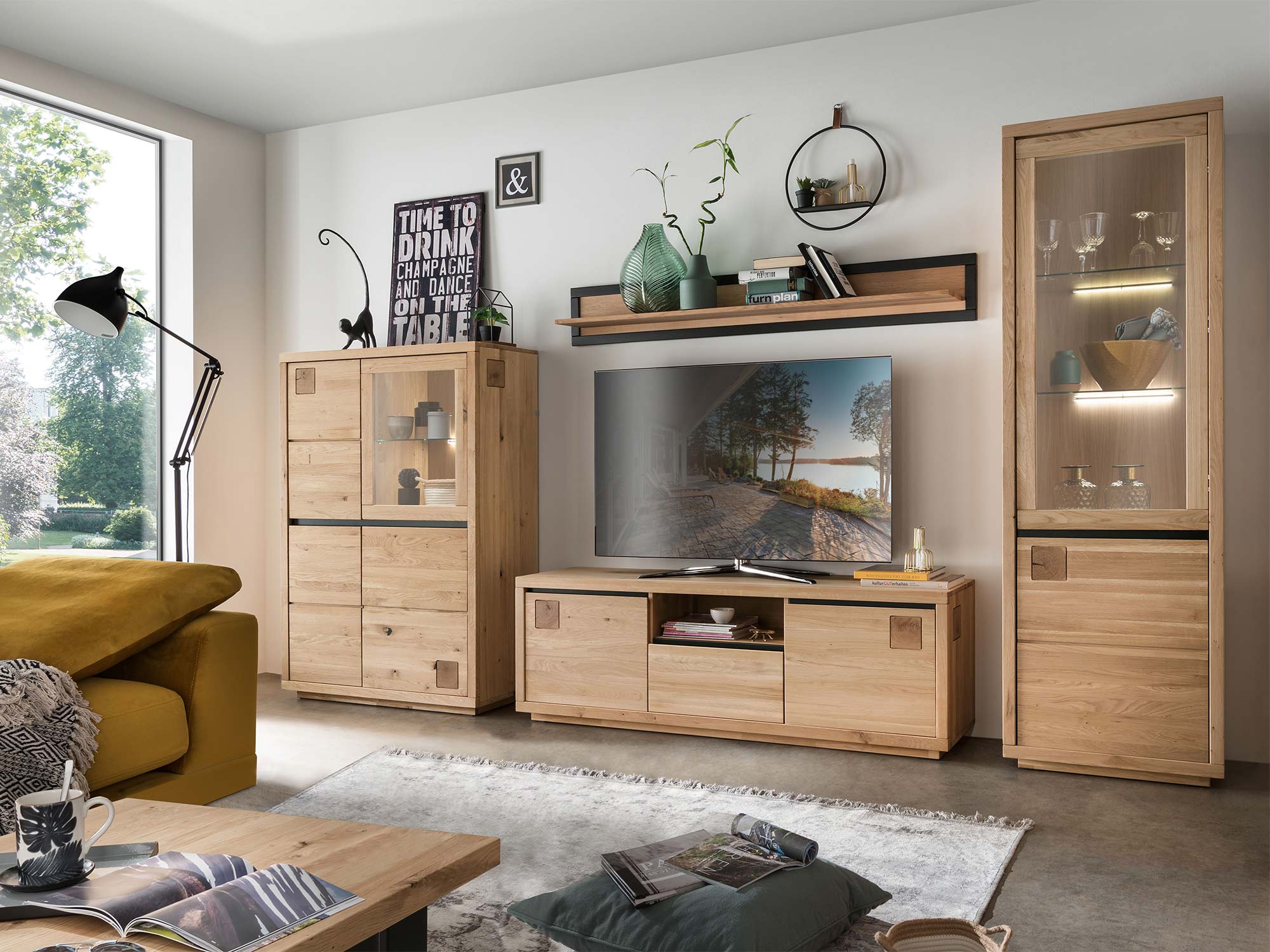 Witryna dębowa z oświetleniem LED w nowoczesnym wnętrzu