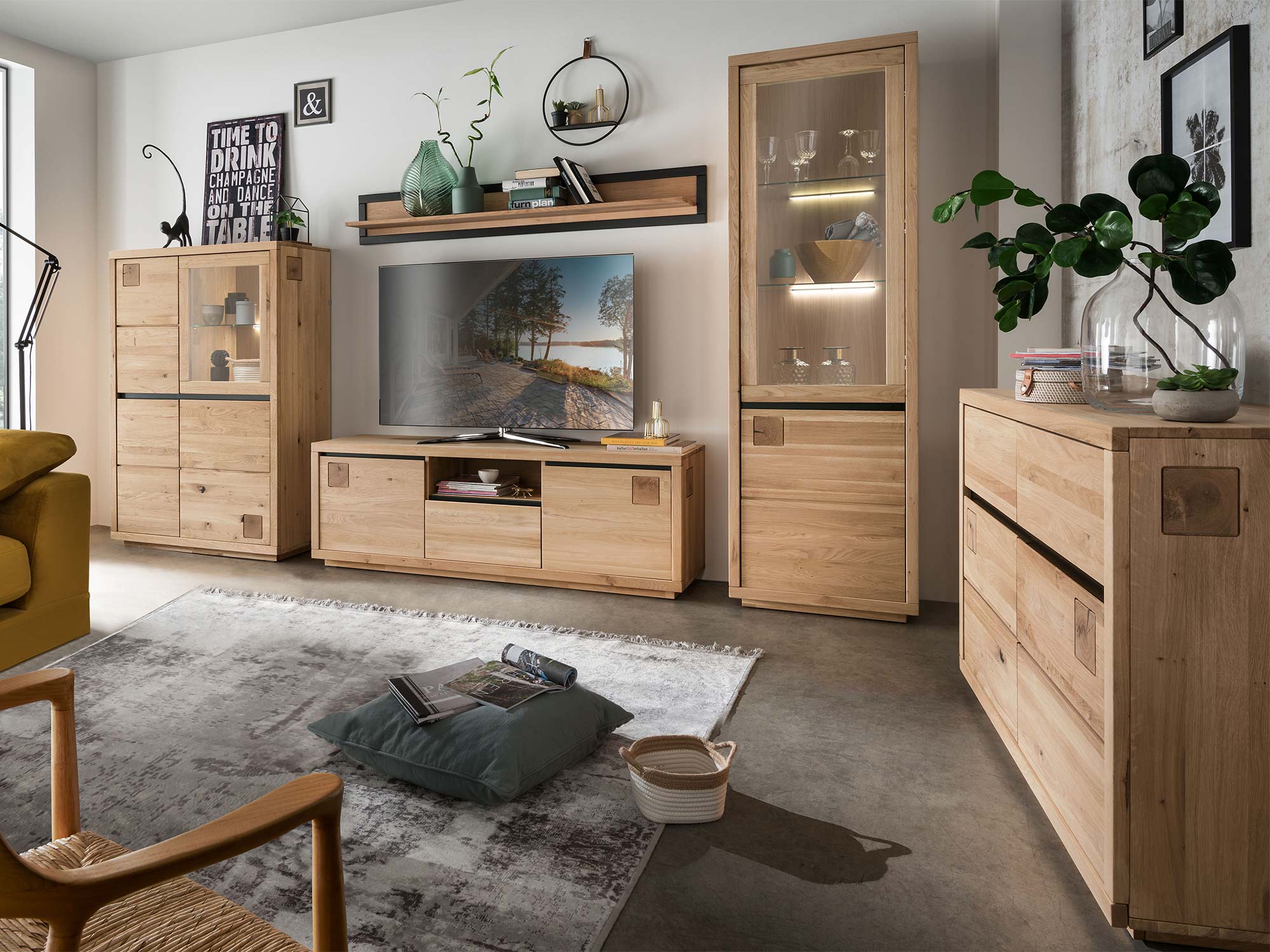 Zestaw mebli RTV z witrynami w nowoczesnym salonie